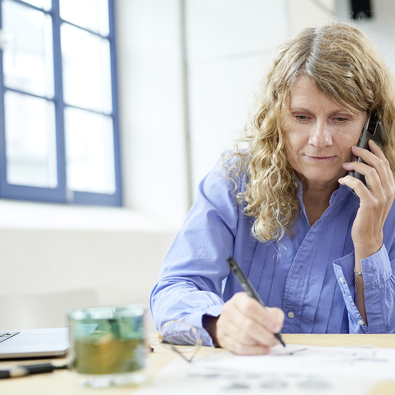 Sabine Trichter am Telefon