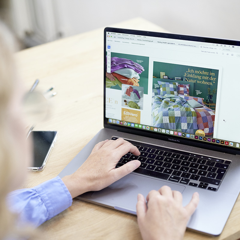 Grafikerin bei Arbeit am Laptop